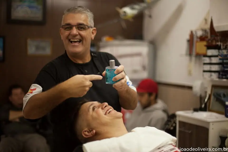 Marcelo atendendo um cliente na barbearia